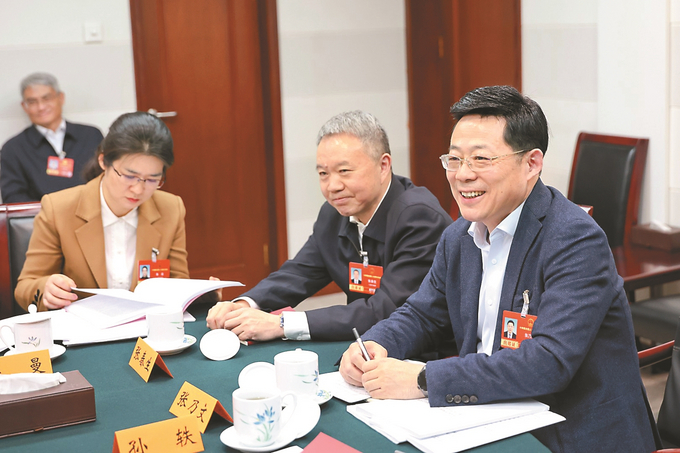 3月7日下午,十四屆全國人大四次會議江蘇代表團召開代表小組會議,審查計劃報告和草案、預算報告和草案。 吳勝 萬程鵬 攝