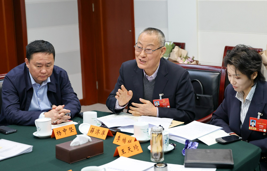 江蘇代表團召開小組會議審議法律草案