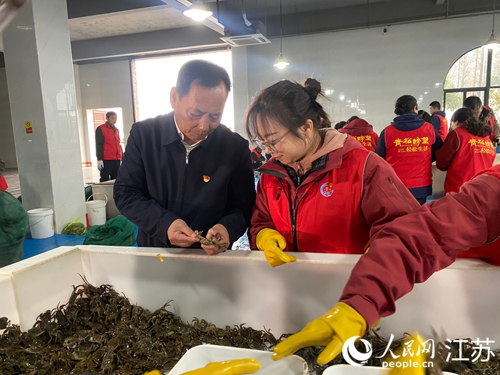 邢青鬆走訪調研螃蟹養殖產業。人民網記者 王丹丹攝