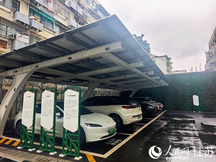 佳汇大厦光伏车棚。人民网记者 常雨薇摄