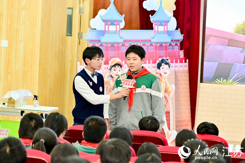 文樞初中學生分享《城牆與家國》思政課觀看體會。人民網 李昱辰