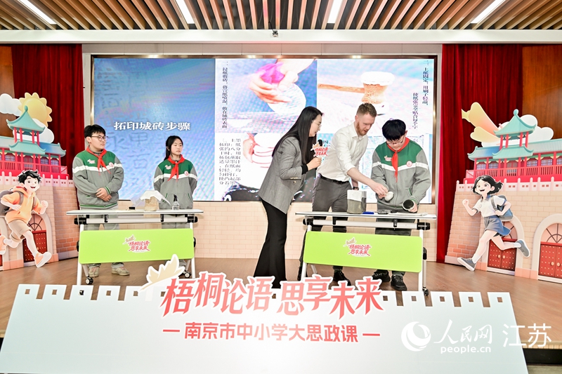 金連玉指導同學體驗磚文拓印。人民網 李昱辰攝