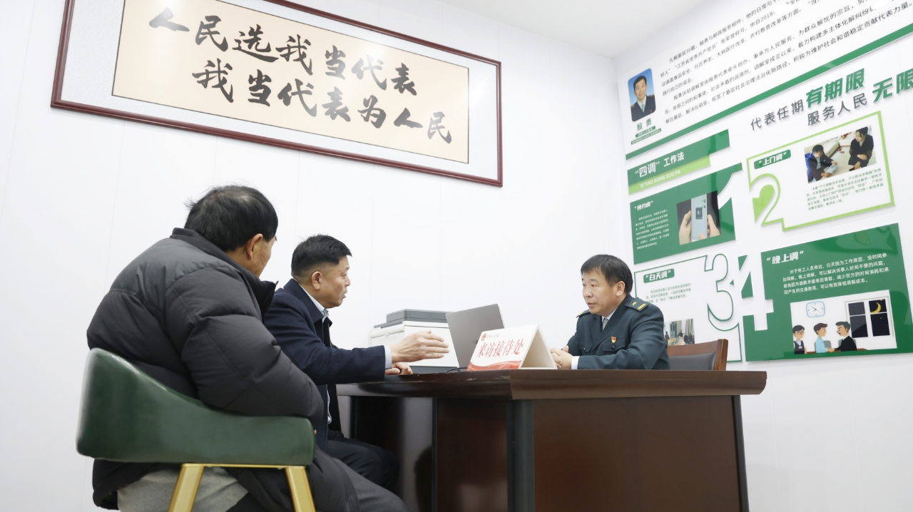 殷勇代表接待群眾來訪。冮蘇郵政供圖