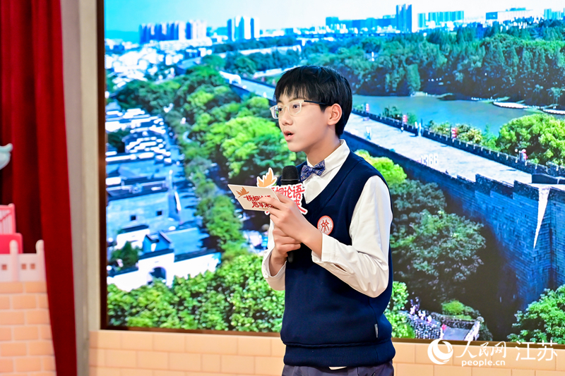 卓俊宇在“梧桐论语·思享未来”大思政课主持。人民网 李昱辰摄