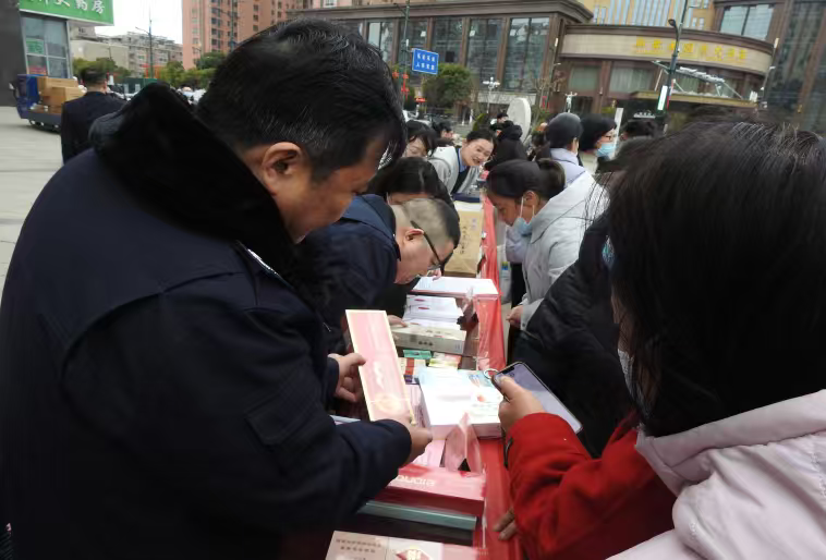 工作人员向群众展示真假烟鉴别。汪紫薇摄