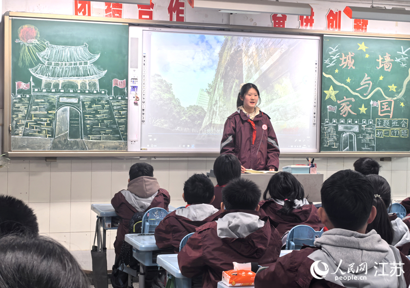 文枢初级中学钓鱼台校区初一(9)班主题班会现场。人民网 崔小倩摄
