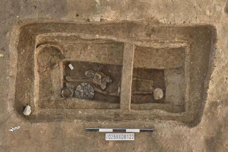 M122內棺南北疑似頭箱、腳箱遺跡。（江蘇省文物考古研究院供圖）