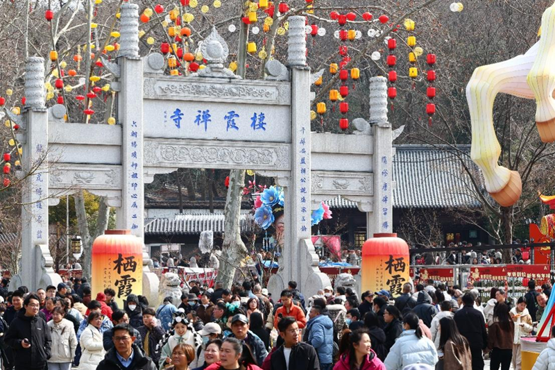 3月8日，栖霞山景区内游人如织，热闹非凡。南京市栖霞山风景名胜区管理处供图