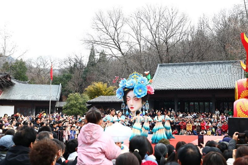 景區內，演員身著古裝翩翩起舞。南京市棲霞山風景名勝區管理處供圖