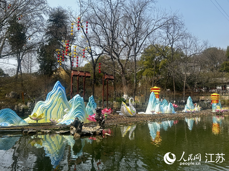 新春燈組將棲霞山景區裝點一新。人民網 王純攝