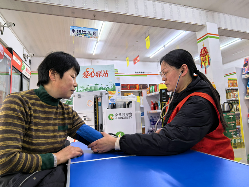 志愿者为居民测量血压。郑杏摄