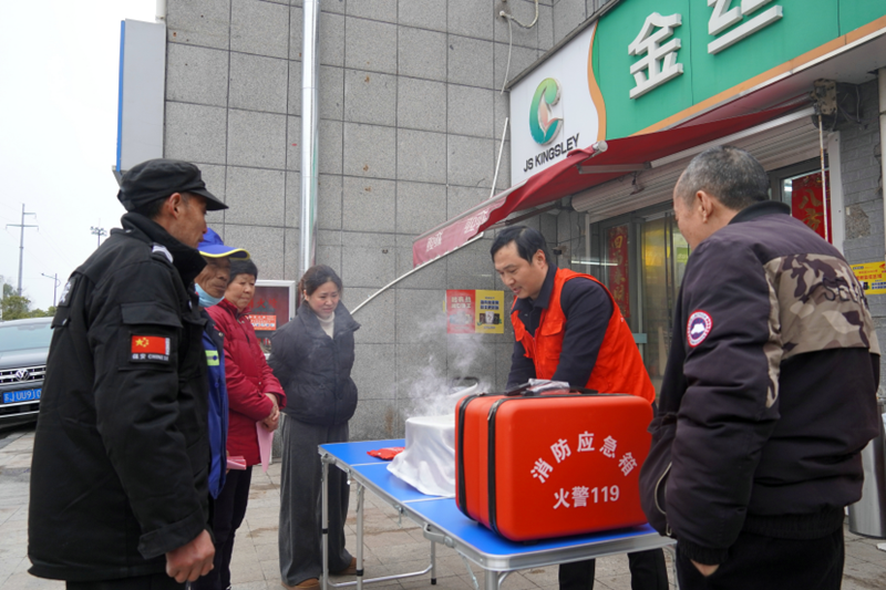 志願者在驛站門口宣講安全知識。李玲攝