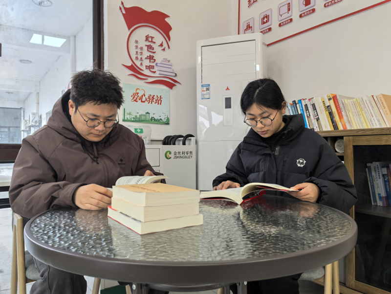 群眾在驛站“紅色書吧”閱讀。鄭杏攝