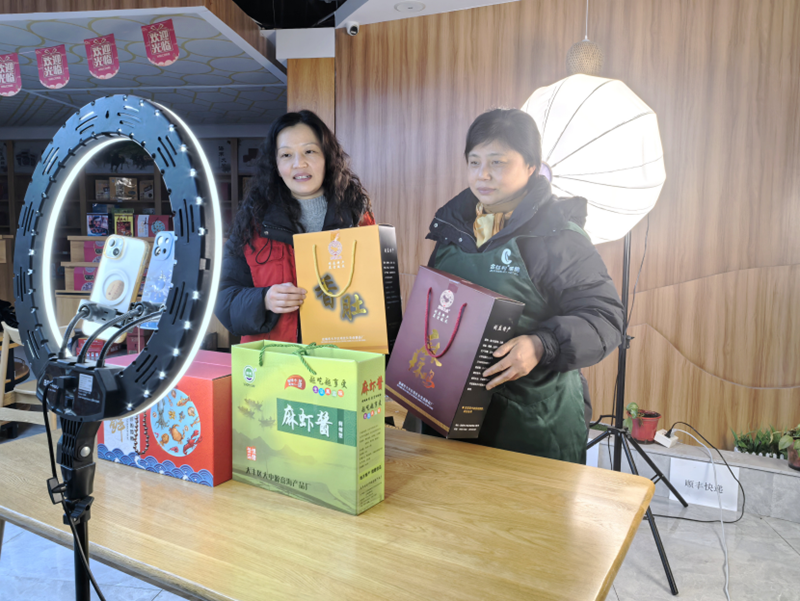 志願者開展助農直播。李玲攝