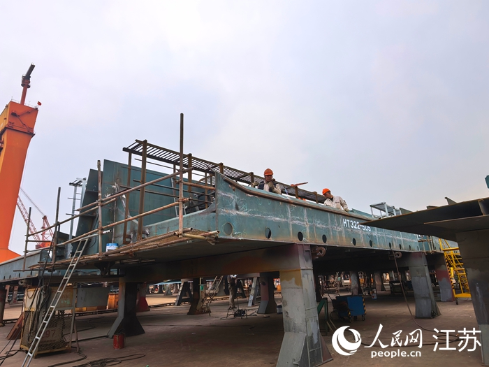 海通海洋的工人正在焊接作業。人民網記者 王繼亮攝