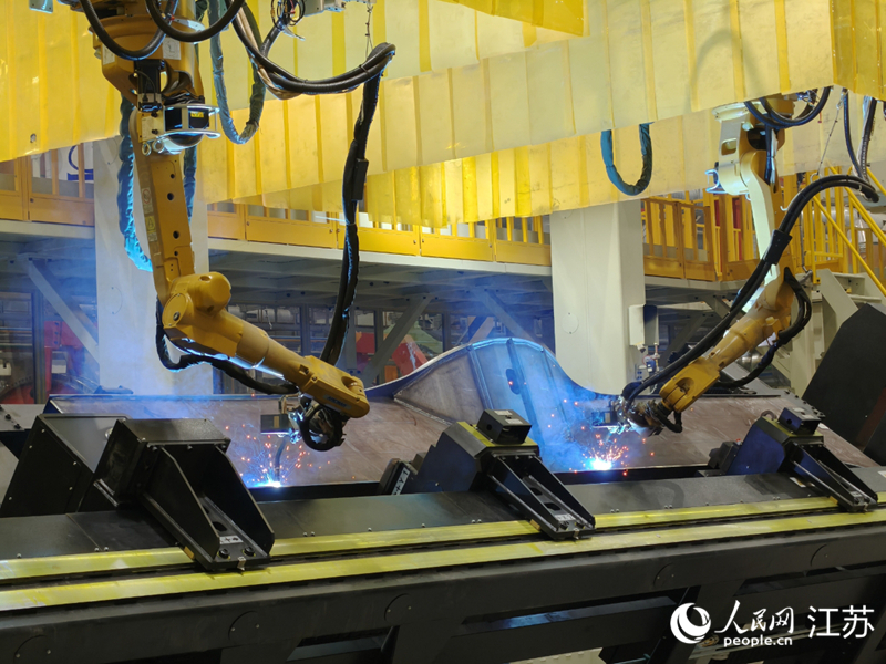 徐工起重机智能工厂的焊接机器人。人民网记者 鞠峰摄