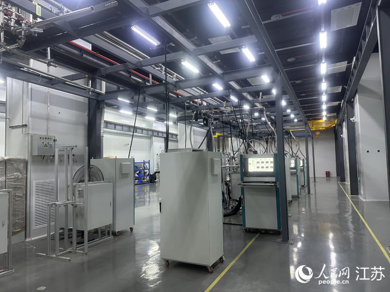 冰箱大小的特制设备内,金属靶材化为原子级粉末。人民网记者 赵登岩摄