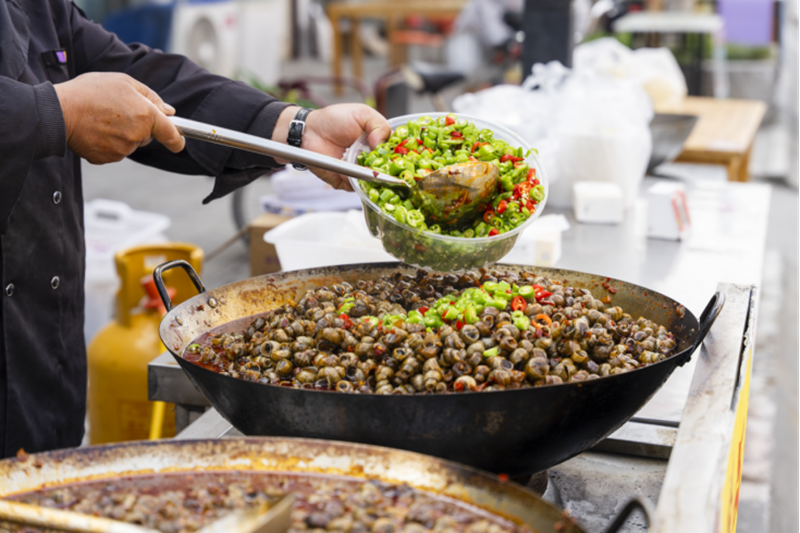 現場烹制蔣壩螺螄。洪澤區委宣傳部供圖