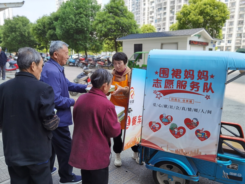 “圍裙媽媽”志願隊為老人送餐。惠山區委宣傳部供圖