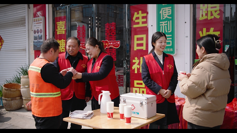 志愿者在“爱心驿站”开展便民服务。