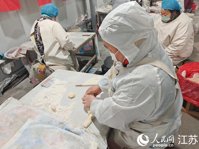 茶棚社區內，工人們熟練烙饃。人民網 李欣陽攝