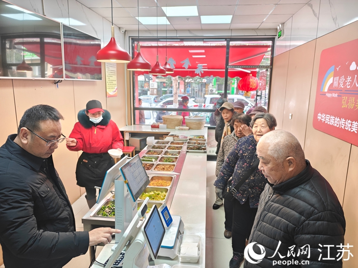 臨近飯點，長者食堂排起長隊。人民網 李欣陽攝