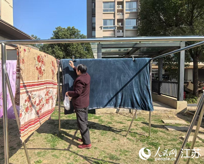 秀水園小區住戶用上了公共晾衣杆。人民網 崔小倩攝