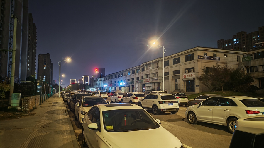 徐州市雲龍區提香灣小區旁的路燈已恢復照明。受訪者供圖