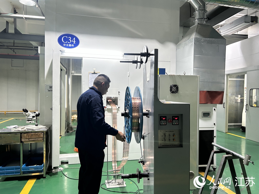 友润电子二期项目厂房设备已进驻。人民网记者 王丹丹摄