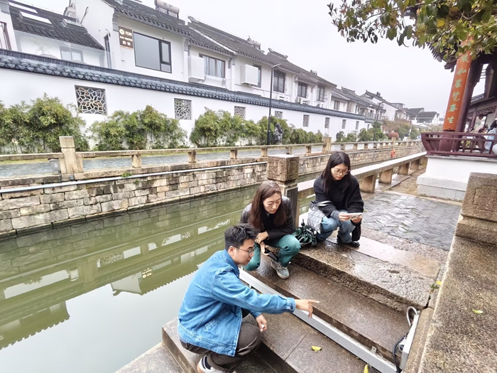 苏州城市体检师在平江路现场讨论。王璇摄
