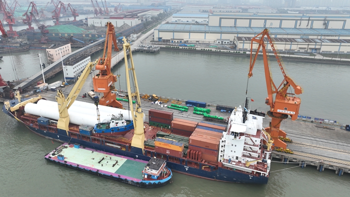出口中美洲的拖轮正在装吊中。江阴海事局供图