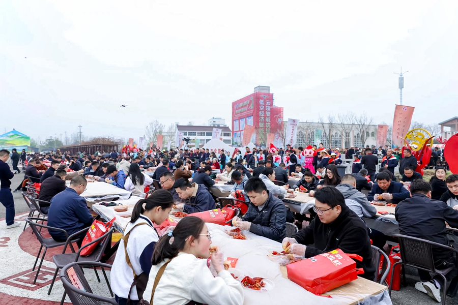 市民品尝龙虾。