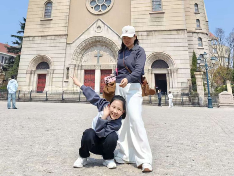 连云港红枫叶广告有限公司员工带孩子在青岛休春假。受访者供图