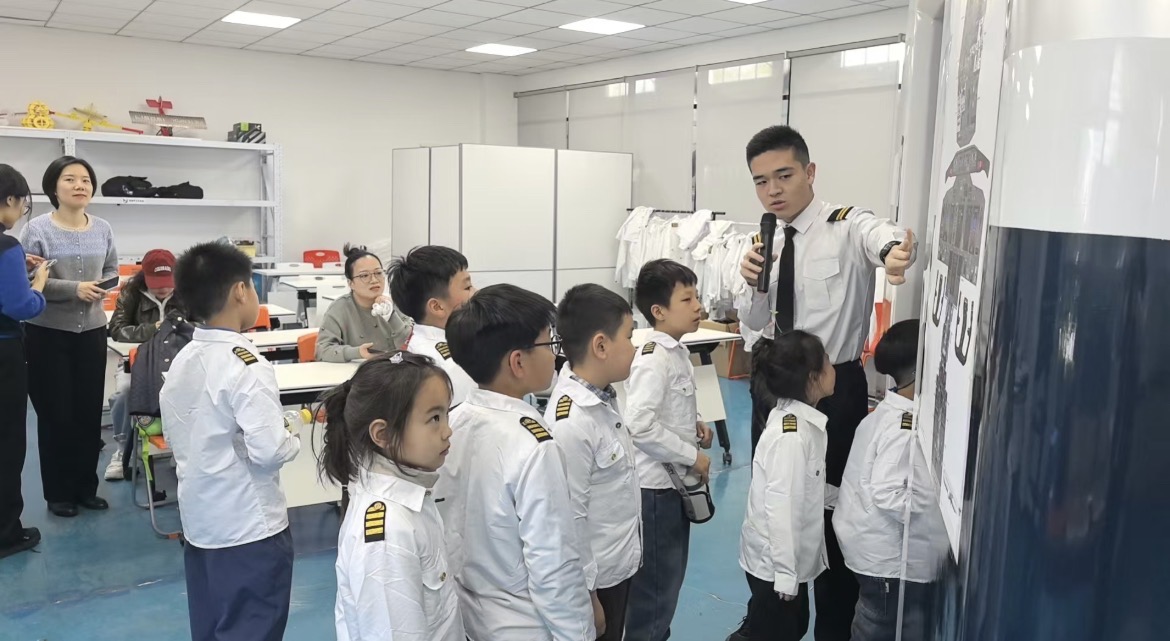 孩子们探秘航母起飞原理。南京市江宁区融媒体中心供图
