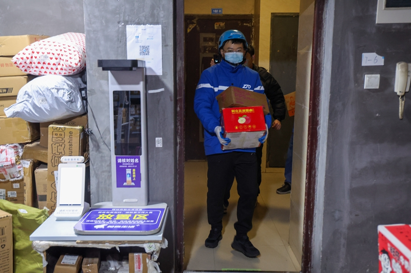無錫市郵政管理局副局長張亮在“換位跑一次”中體驗送快遞。受訪者供圖