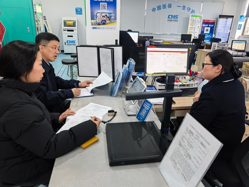無錫市數據局局長胡逸拿著“問題清單”，陪群眾辦理業務。受訪者供圖