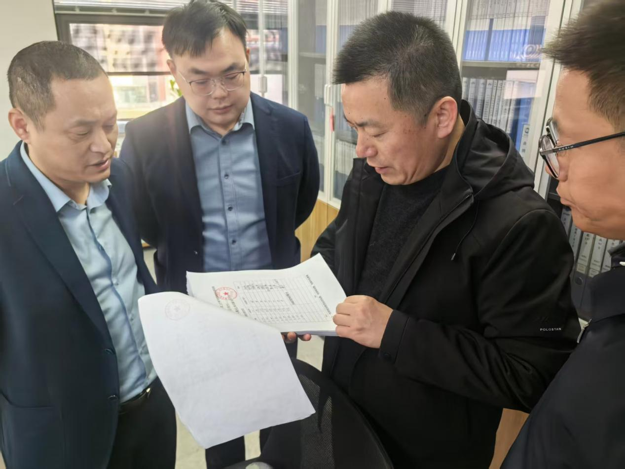 無錫市住建局黨委書記、局長陳雪峰調研加裝電梯審批流程。無錫市住建局供圖