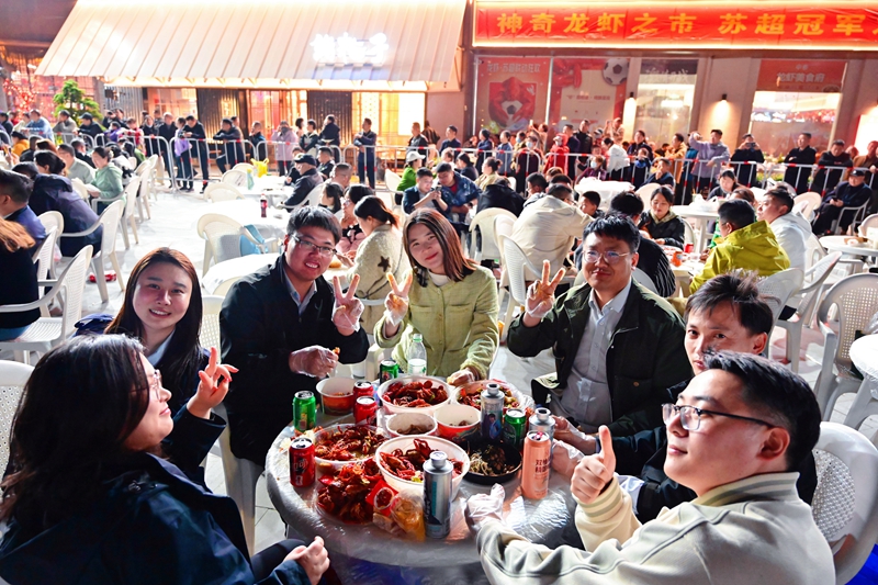 市民在“第二現場”觀賽、品嘗美食。