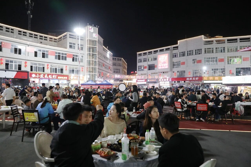 食客边看球赛边吃龙虾。盱眙县委宣传部供图