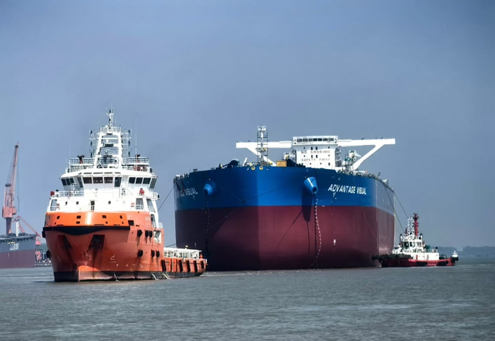 超大型油輪“韓通374”輪完成出塢及拖帶作業。鎮江海事局供圖