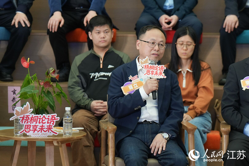 全國人大代表蔣立在活動現場回答同學們提問。人民網記者 余樂攝