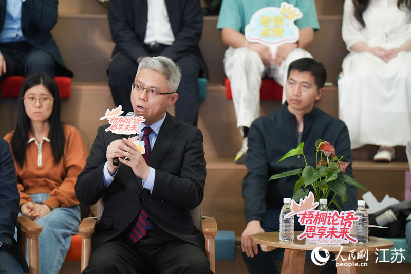 全國人大代表張俊杰在活動現場回答同學們提問。人民網 梁明攝