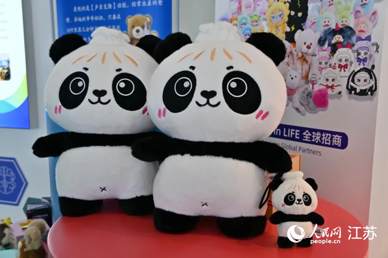 “包子熊猫”智能玩偶。人民网 李静晔摄