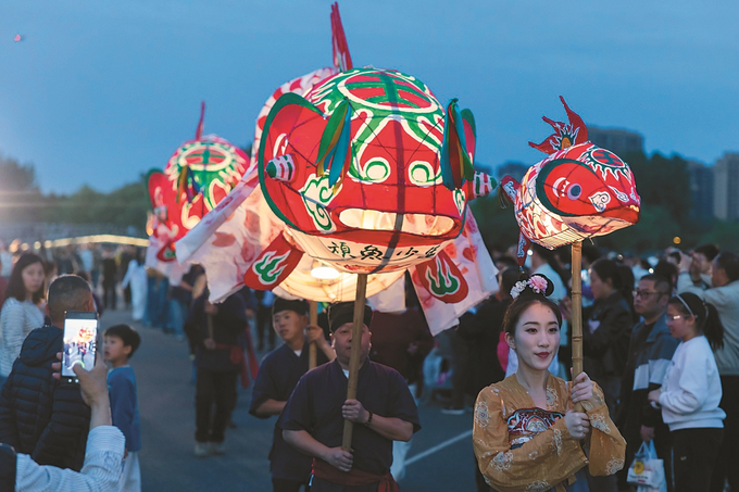 5月1日，“‘一夜鱼龙舞 莲湖星雨落’五一乐活季”活动在南京市雨花台区古雄街道莲花湖公园举行，市民在家门口便可享受假日休闲。 吴贵龙 蒋文超 摄
