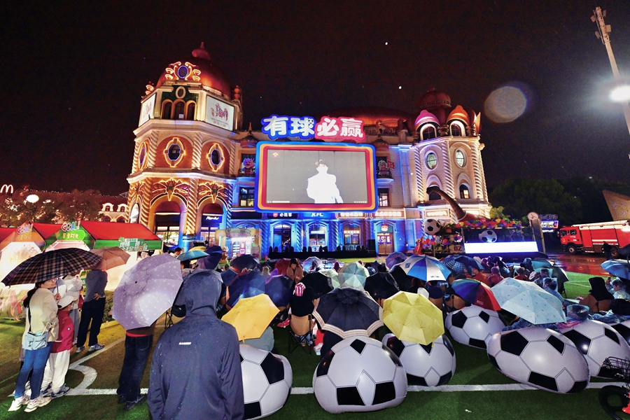 常州中華恐龍園露天廣場，市民游客在“第二現場”觀看新賽季“蘇超”開幕式。景區供圖