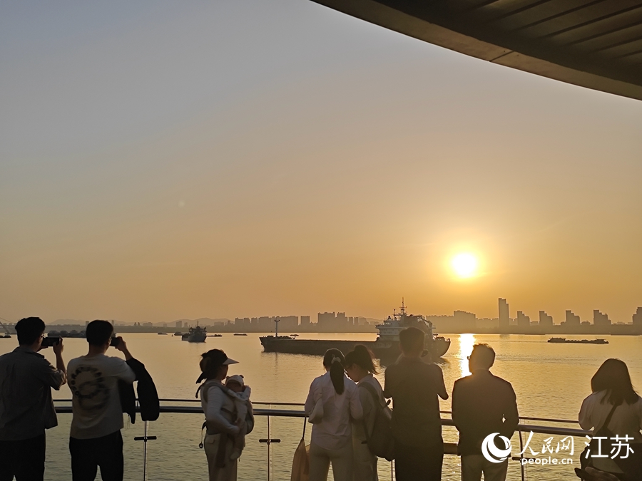南京“長江之戀”號游輪上，市民游客觀賞江景。人民網 李欣陽攝