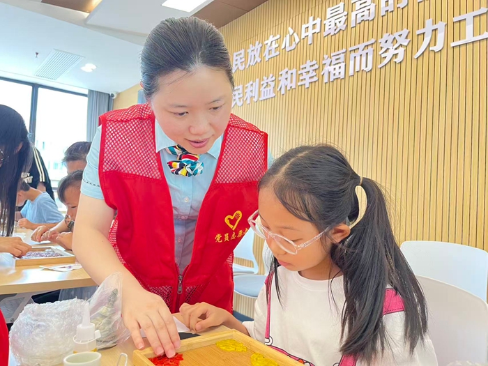 东环支局志愿者开展手工教学课程。东环支局供图