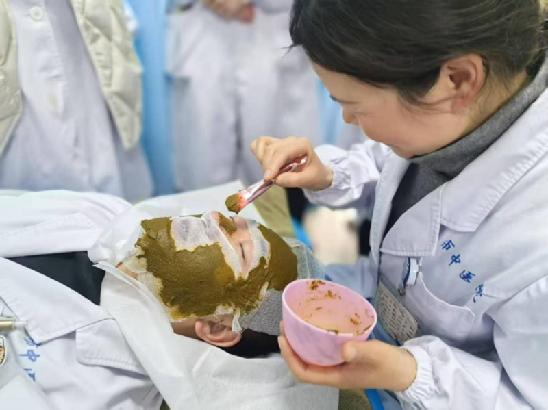 扬州市中医院主动为护士提供中药面膜服务。受访者供图