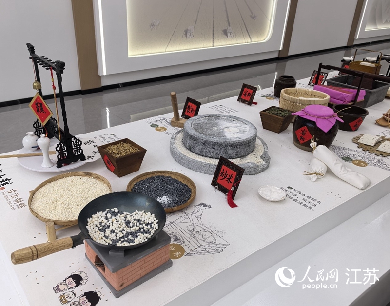 阜宁大糕非遗工坊体验区的展示台。人民网 崔小倩摄