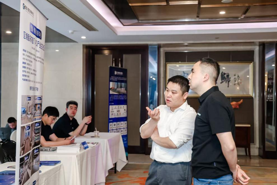 与会嘉宾现场洽谈项目合作。活动主办方供图